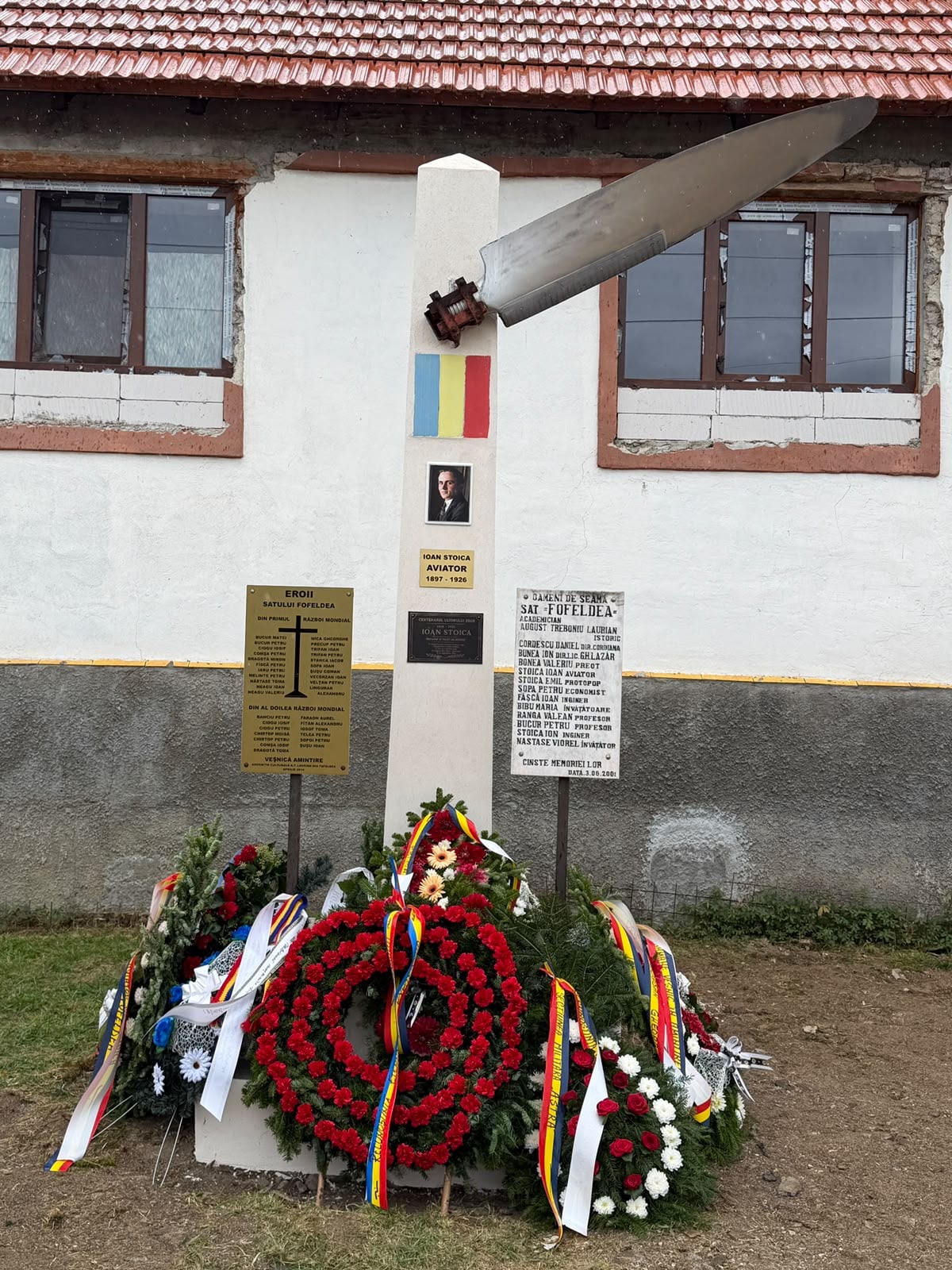 Monumentul dedicat lui Ioan Stoica, recondiționat, din centrul satului Fofeldea. Foto: Dragoș Lăpădat / Asociația Cordiana