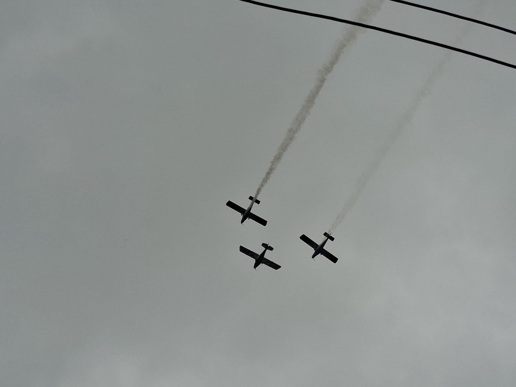 Cele trei avioane ultra-ușoare, survolând Fofeldea. Foto: Dragoș Lăpădat / Asociația Cordiana