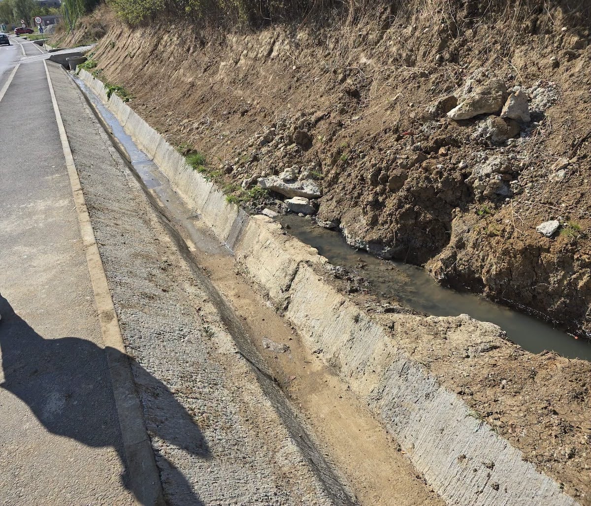 Pe rețeaua de canalizare pluvială (care se scurge la rigola DJ) sunt racordate ilegal toate canalizările menajere care provin de la bucătăriile locuințelor/ Foto: Mircea Orlățan/Facebook