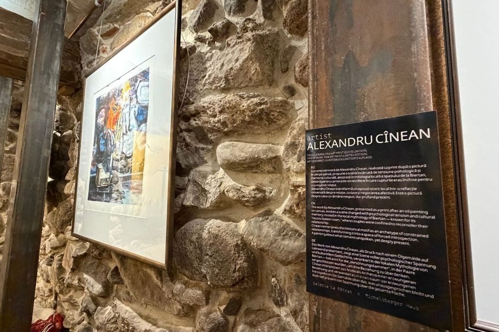 Tablourile expuse în galeria de artă pot fi cumpărate pe loc. Foto: turnulsfatului.ro