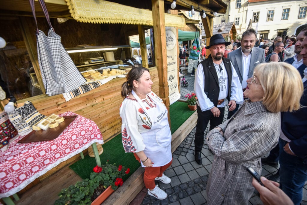 Primarul Sibiului, Astrid Cora Fodor, la stand-ul cu lactate de la Nou Român/Foto: turnulsfatului.ro