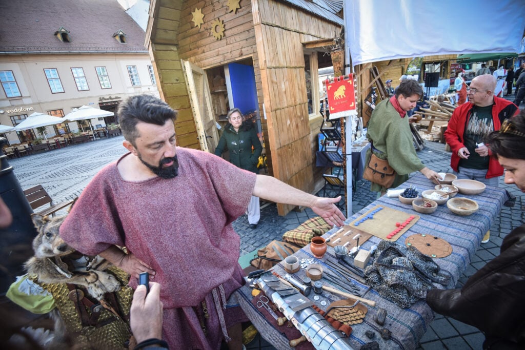 Ciprian Dobra spune că din prima zi au venit mulți vizitatori. Foto: Silvana Armat / turnulsfatului.ro