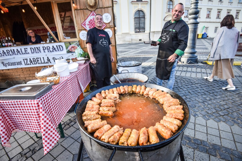 Robert (dreapta) a venit de la Praid, el participând și la prima ediție. Foto: Silvana Armat / turnulsfatului.ro