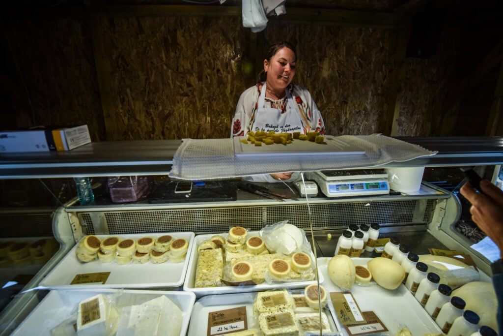 Doris Nanași a adus brânzeturi produse la Nou Român. Foto: Silvana Armat / turnulsfatului.ro