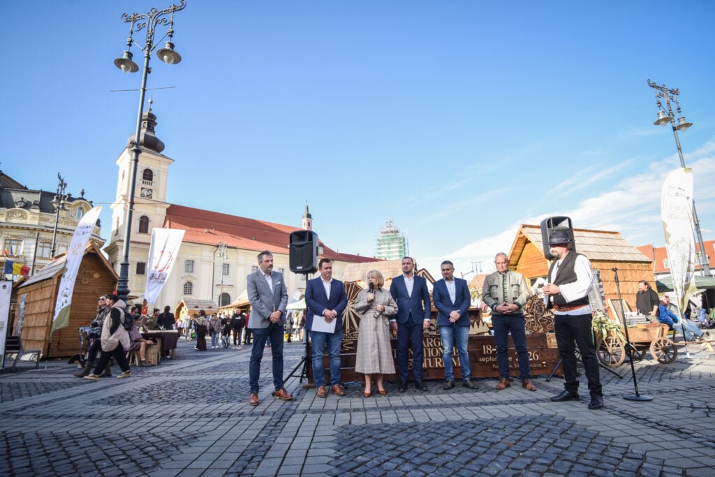 Oficialitățile care au deschis târgul. Foto: Silvana Armat / turnulsfatului.ro