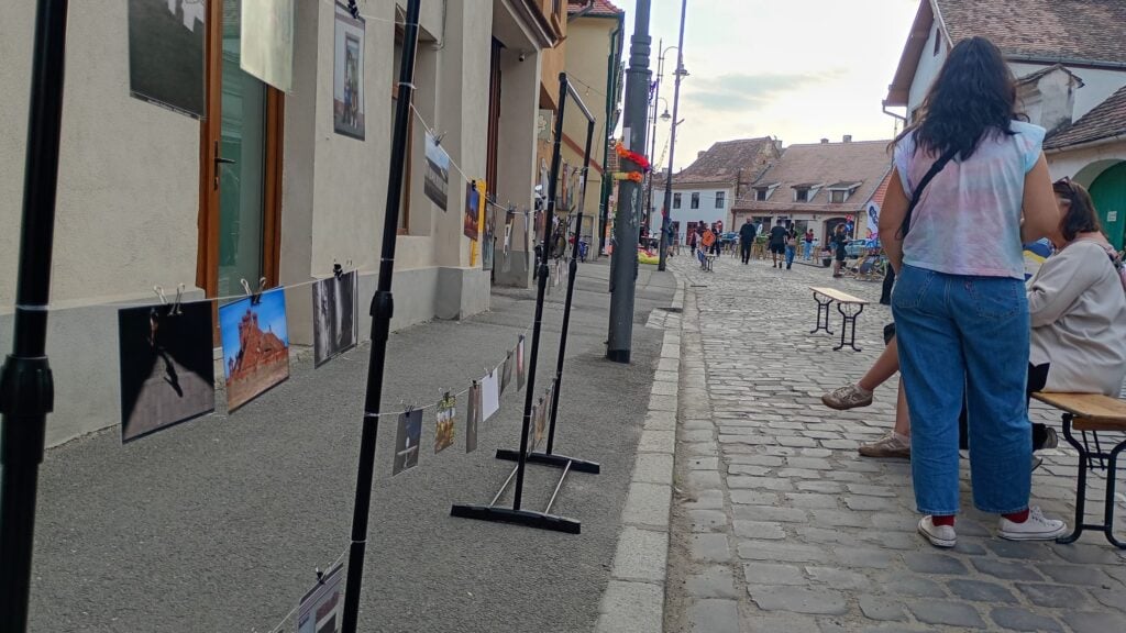 Fotografii expuse pe strada Târgul Vinului. Foto: turnulsfatului.ro