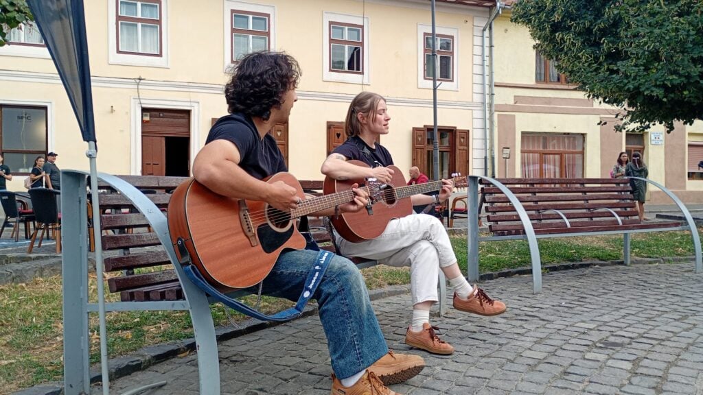 Muzică live pe strada Târgul Vinului. Foto: turnulsfatului.ro
