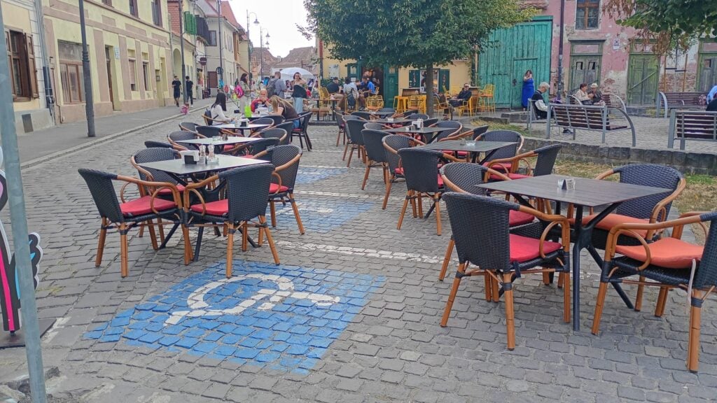 Parcarea de pe strada Târgul Vinului, transformată în spațiu destinat pietonilor. Foto: turnulsfatului.ro
