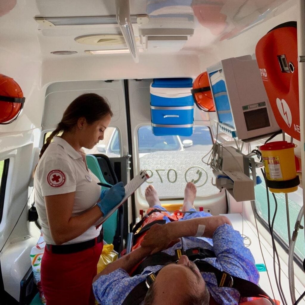 Persoana vârstnică transportată gratuit de ambulanța Crucii Roșii Sibiu. Foto: Crucea Roșie Filiala Sibiu