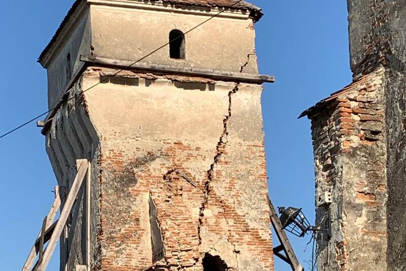 Nu doar zidul, ci și turnul din Moșna trebuie reparate. Foto: evang.ro