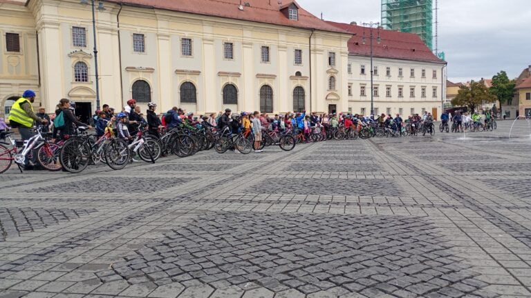 O sută de bicicliști, pregătiți să pornească pe traseu. Foto: turnulsfatului.ro