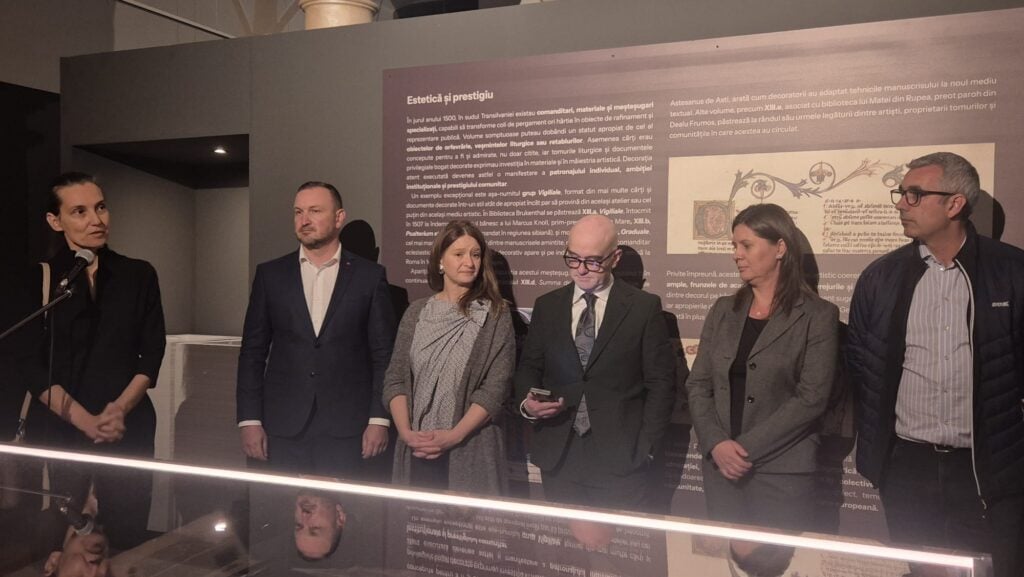 Expoziția este rezultatul unei colaborări între Muzeul Național Brukenthal și încă 10 instituții. Foto: turnulsfatului.ro