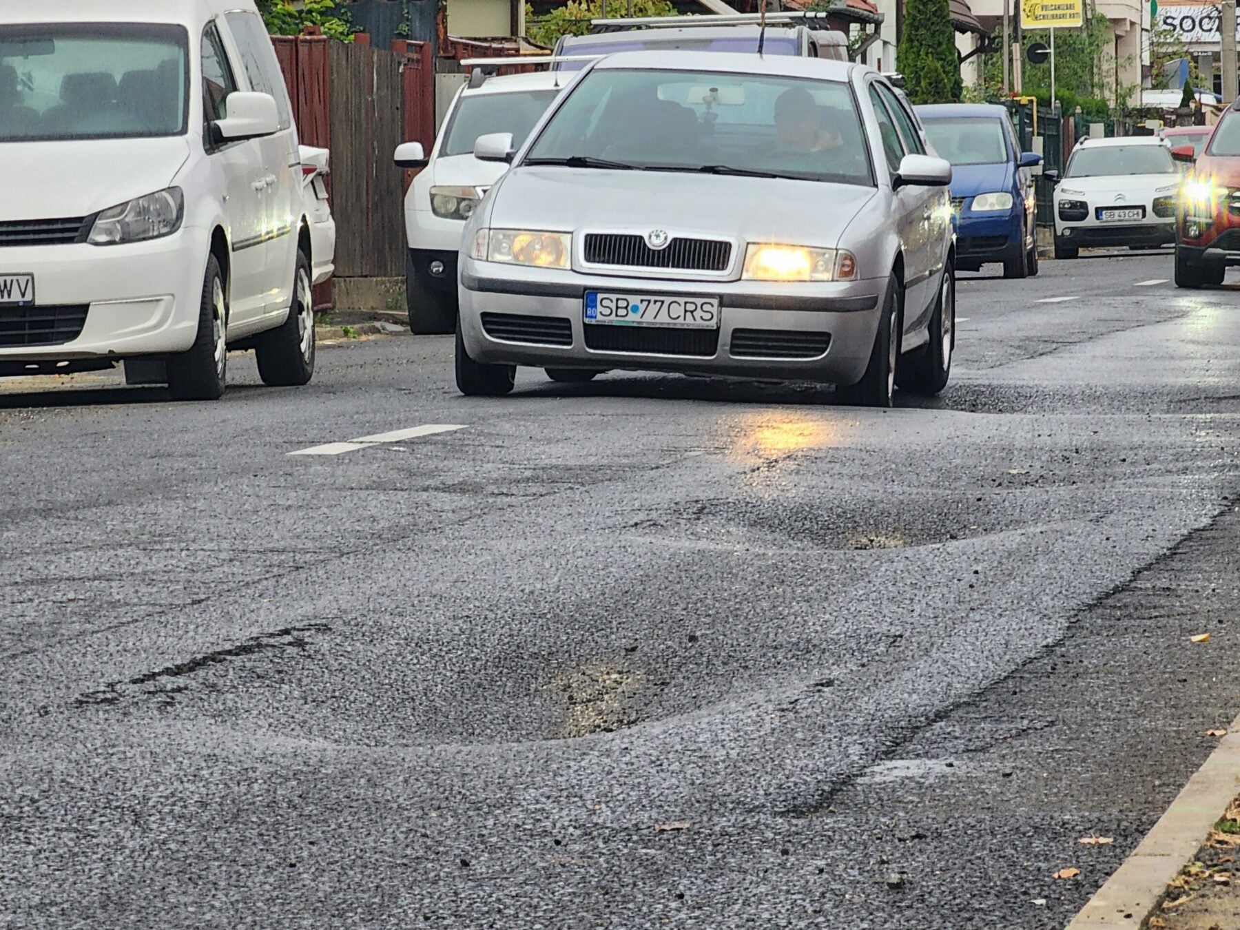 Constructorul susține că pe strada Rahovei au apărut tasări care necesită noi intervenții. Foto: turnulsfatului.ro