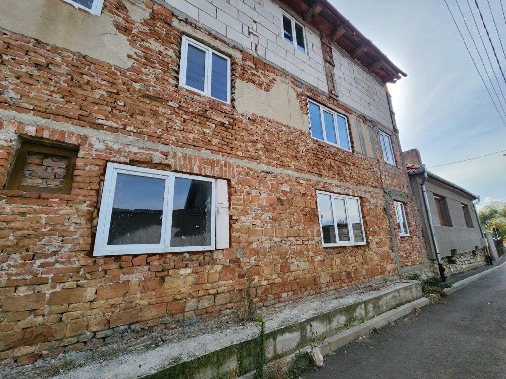 Vecinii spun că din construcția inițială făceau parte doar parterul cu zona celor două ferestre de jos, restul clădirii fiind extins fără autorizație în jurul anilor 2007–2009. Foto: turnulsfatului.ro