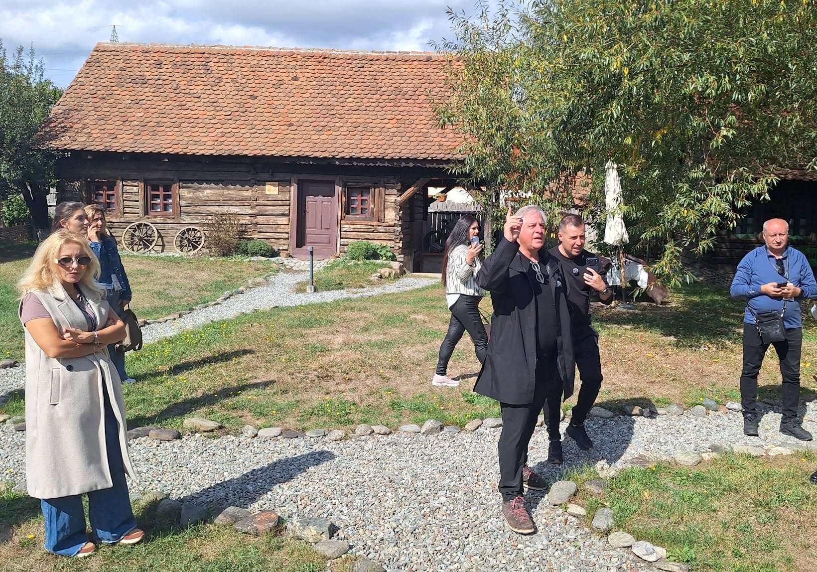 Alexander Eram spune că a avut noroc și cu o echipă de meșteri locali, care l-au ajutat la reabilitări. Foto: Agenția Națională de Turism