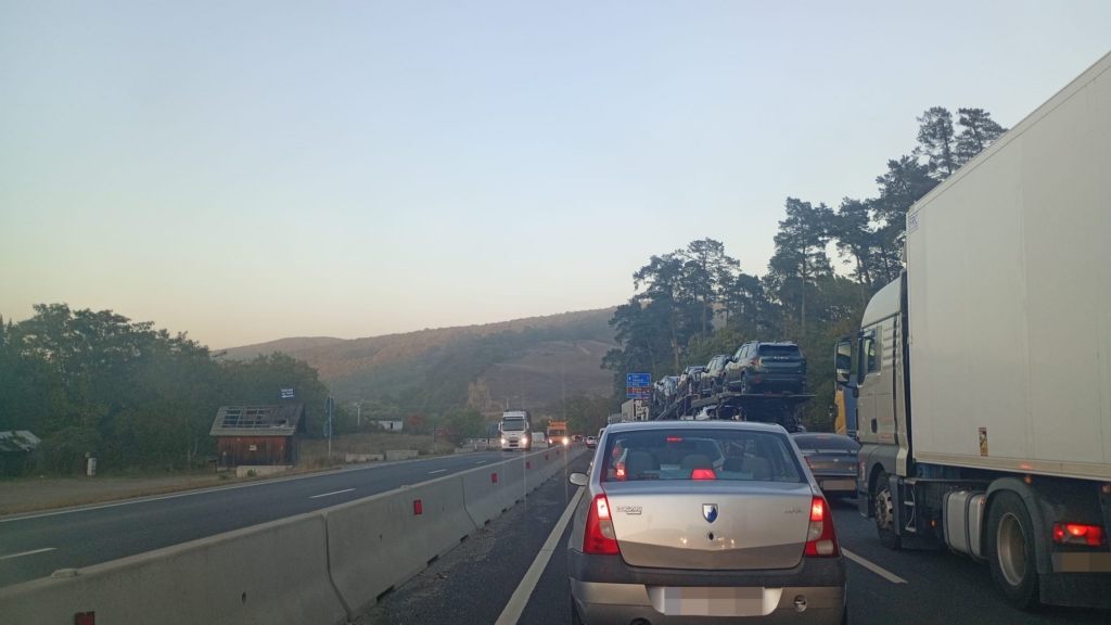 Circulația blocată, în apropiere de intrarea în Armeni. Foto: turnulsfatului.ro