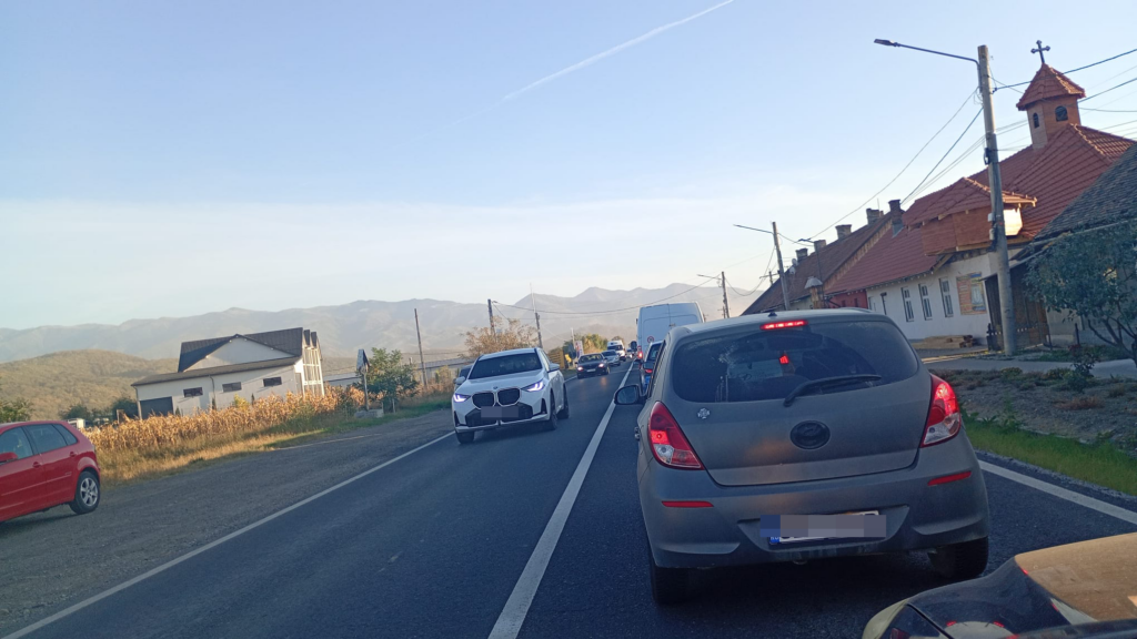 Trafic blocat în Colonia Tălmaciu. Foto: turnulsfatului.ro