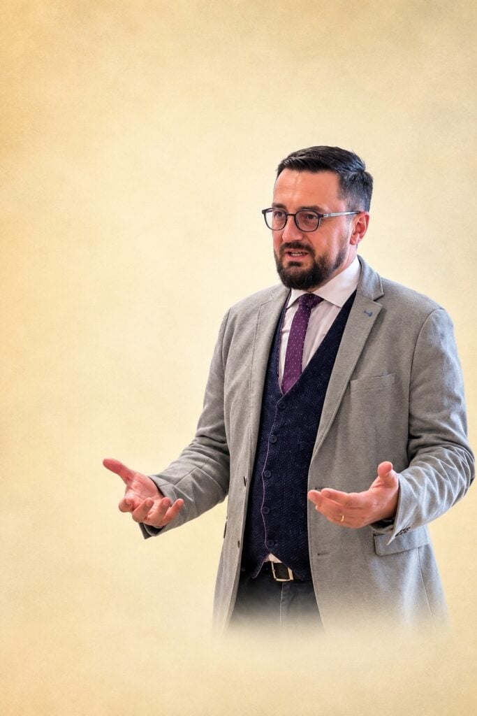 Emanuel tavala4