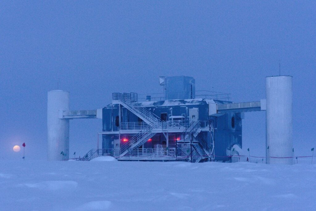 Laboratorul IceCube, cu Luna răsărind la amurg. Credit: Alicia Fattorini, IceCube/NSF