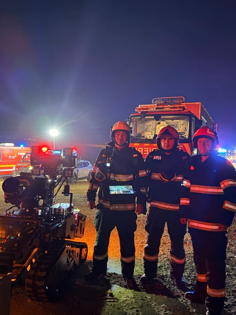 Pompieri de la ISU Mureș cu autospecială de roboți