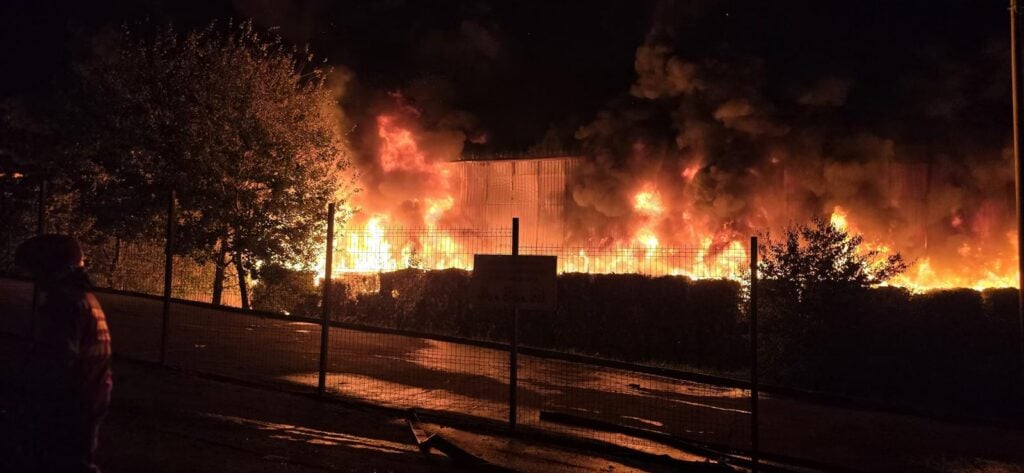 Incendiu văzut din partea stângă dinspre hală învecinată în jurul orei 22:30