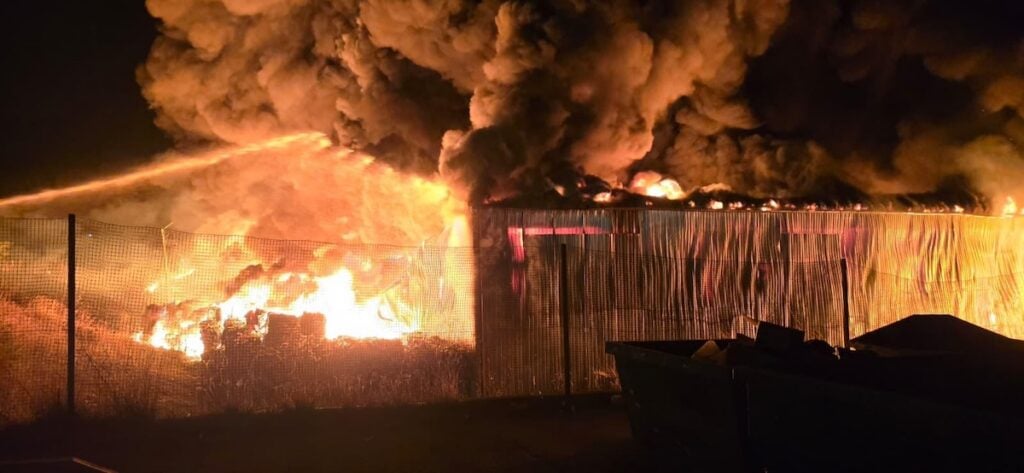 Incendiul într-o parte (lateralul halei) tabla roșie