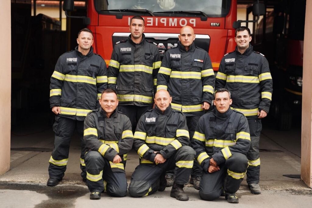 De la stânga la dreapta foto sus: plutonier adjutant șef Lucian Căluțiu, Plutonier major Raul Gheorghiu, maiorul Adrian Buciu și Plutonier Mihai Sîrghie. De la stânga la dreapta foto jos: plutonier adjutant șef Liviu Velicea, plutonier adjutant șef Alexandru Ili și lutonier adjutant Daniel Ciurduc