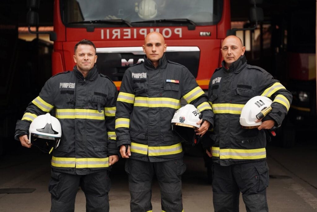 De la stânga la dreapta: plutonier adjutant șef Lucian Căluțiu, maiorul Adrian Buciu și plutonier adjutant șef Alexandru Ili