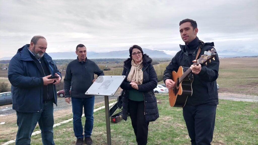 De la stânga la dreapta: Colonel (rz.) Marius Popența, muzeograful Academiei Forțelor Terestre, Cosmin Roman, consilierul local Daniela Maria Meițescu și sublocotenentul Rareș Andrei Păuna. Foto: turnulsfatului.ro