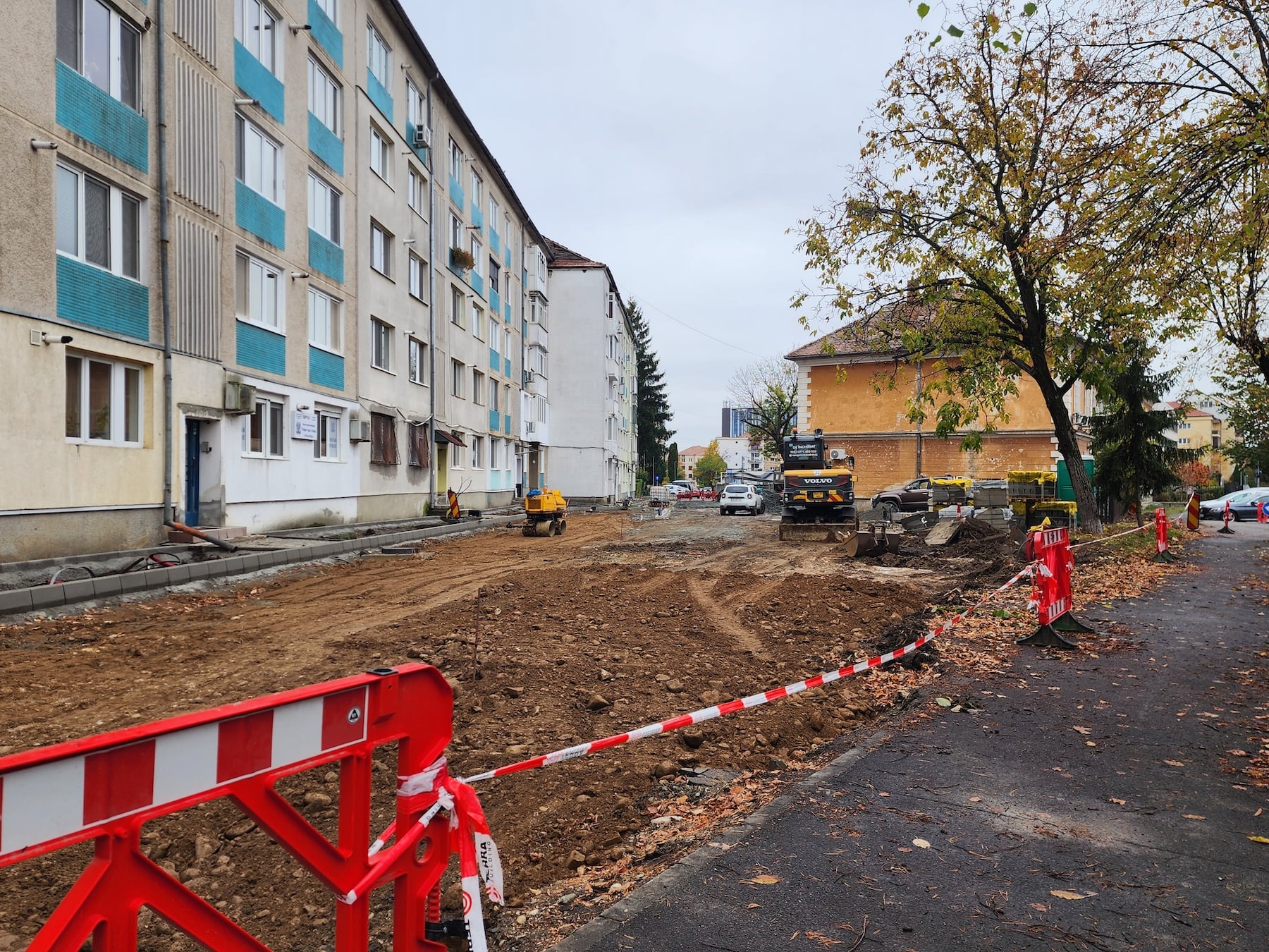 Cinci arbori au fost tăiați în cadrul lucrărilor de reamenajare a parcării dintre blocurile de pe bulevardul Vasile Milea și sediul IPJ Sibiu. Foto: turnulsfatului.ro