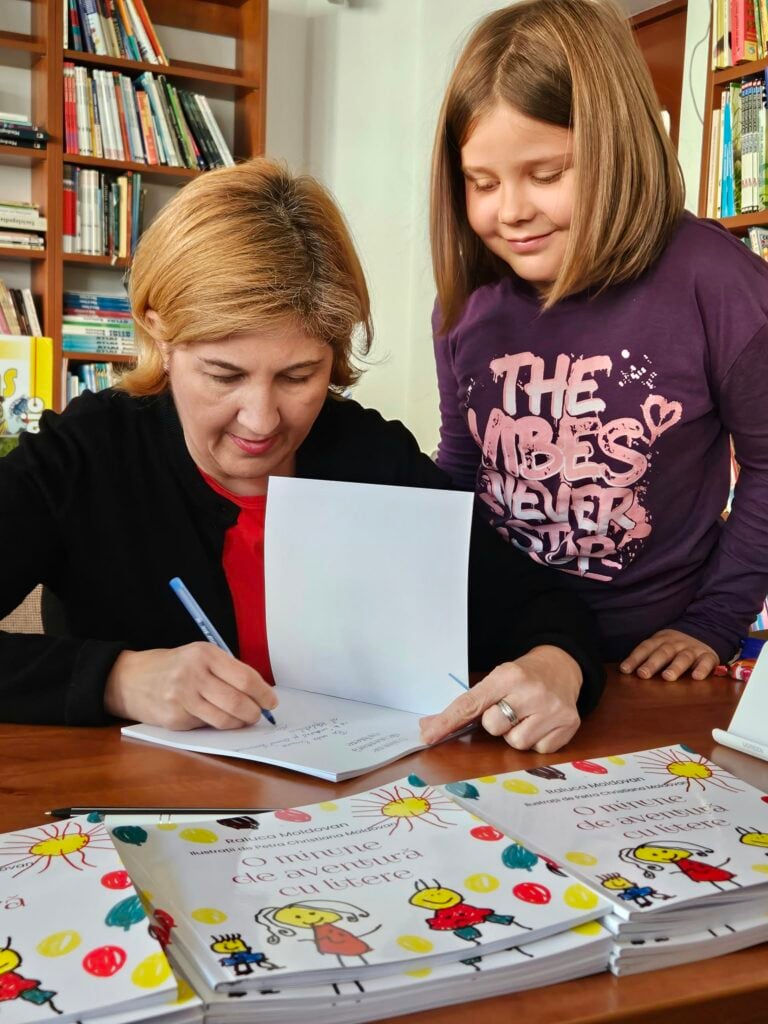 Raluca Moldovan și fetița ei, Petra, la lansarea cărții. Foto: Biblioteca ASTRA