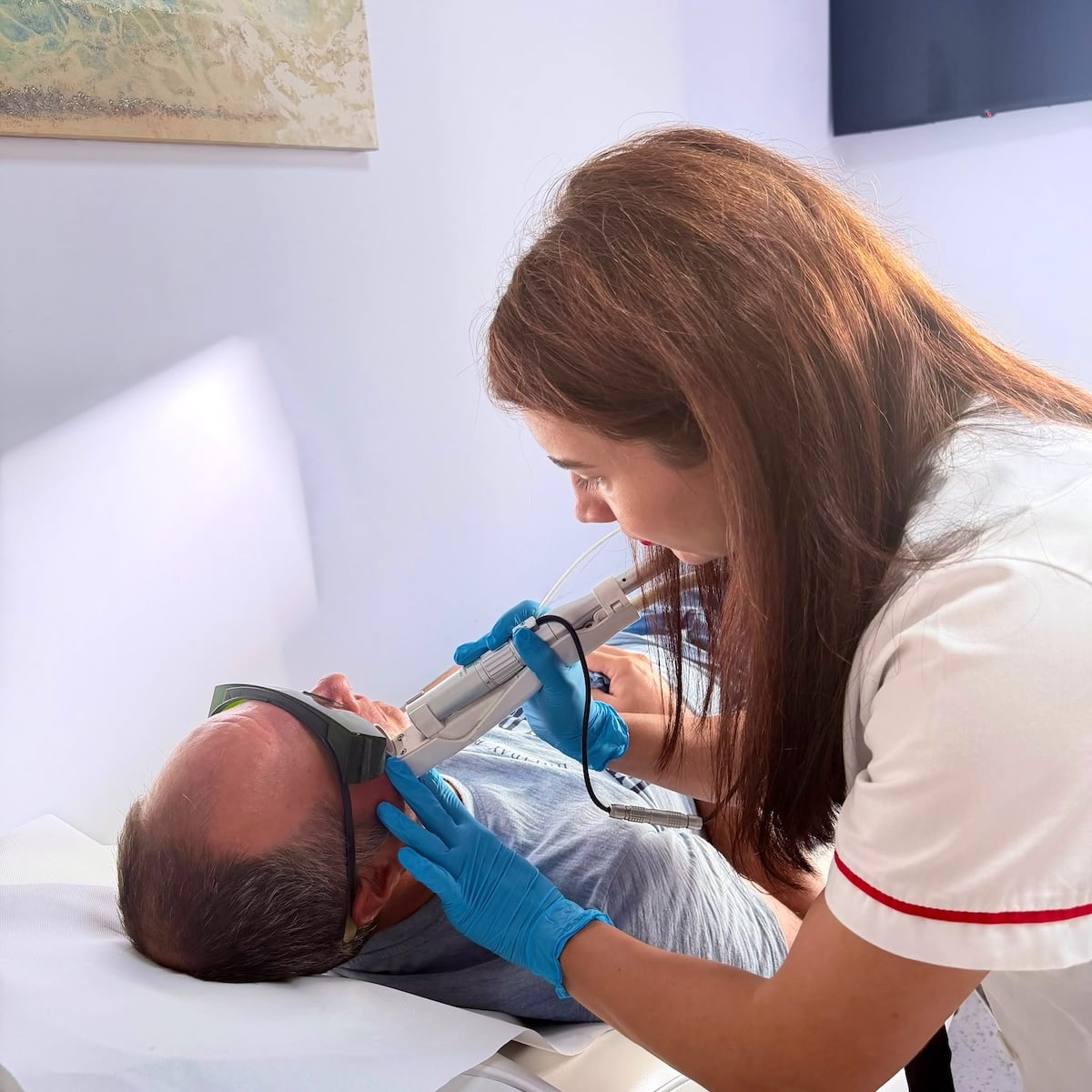 La Regina Maria Sibiu, în Policlinica din Cartierul Arhitecților, este disponibilă o platformă laser care combină două tehnologii utilizate în dermatologie