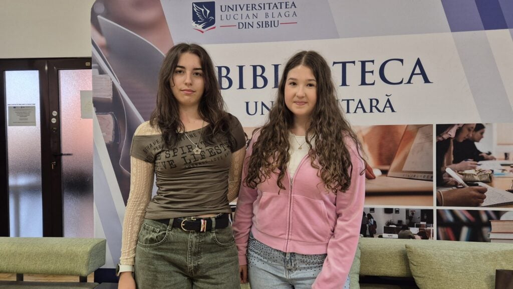 Sara Voiculescu și Luiza Cristea sunt colege în clasa a IX-a la Colegiul Național „Samuel von Brukenthal”. Foto: turnulsfatului.ro
