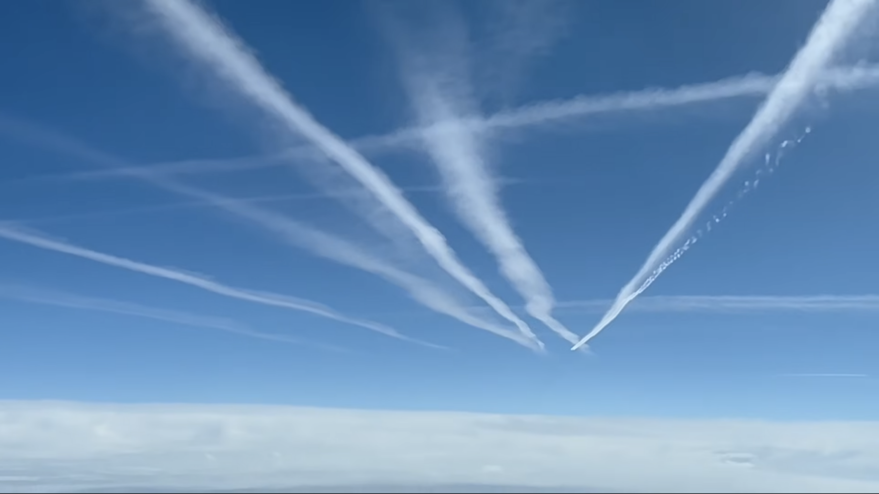Dârele persistente se pot extinde sub acțiunea vântului și pot forma nori de tip cirrus. Foto: captură youtube.com