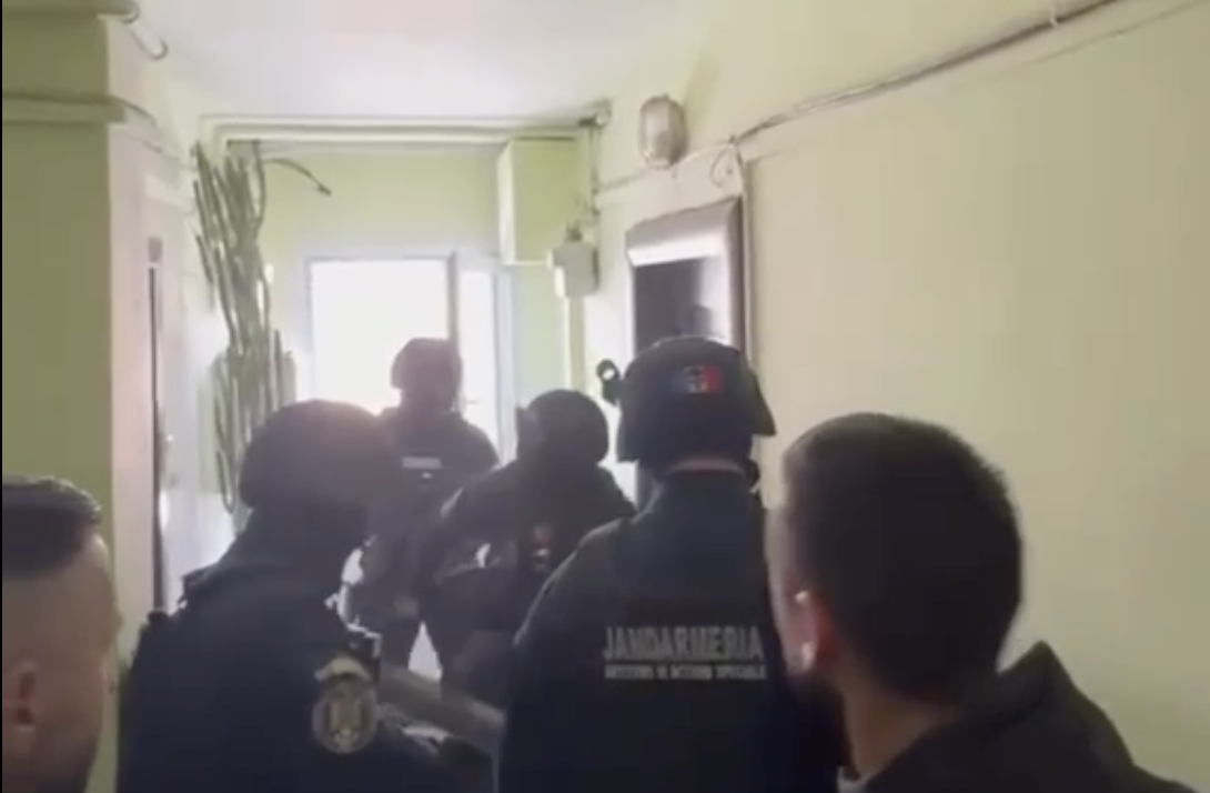 Polițiștii au ridicat cinci telefoane mobile pentru continuarea cercetărilor. Foto: IPJ Sibiu