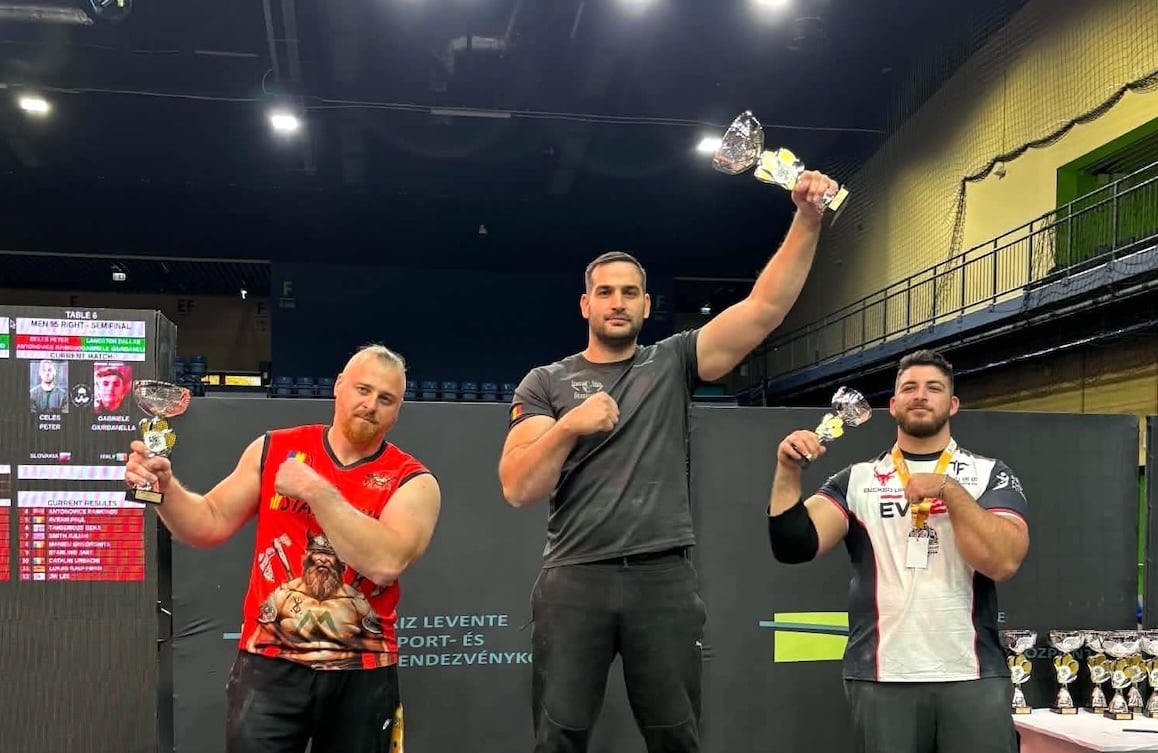 Cel mai bun rezultat l-a obținut Beniamin Blăjan (foto centru). El a câștigat aurul la brațul stâng și argintul la brațul drept, la categoria Seniori +105 kg.