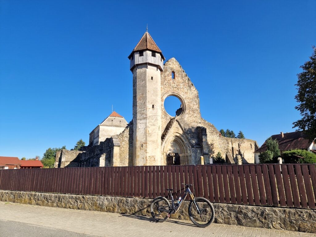 Mănăstirea cisterciană de la Cârța face parte din traseu. Foto: turnulsfatului.ro