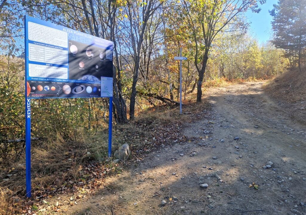Traseul către zona unde este propusă mina se intersectează și cu potecă botezată Aleea Planetelor, inaugurată anul trecut. Foto: turnulsfatului.ro