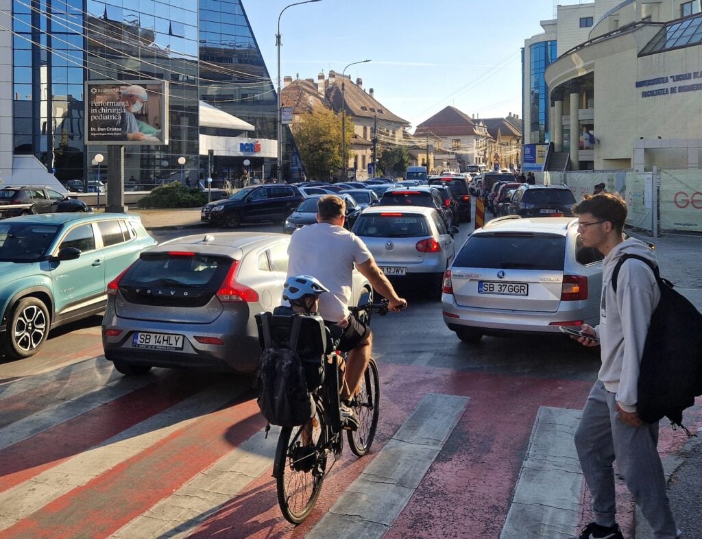 Pe străzile adiacente, traficul a fost blocat în toate direcțiile. Foto: turnulsfatului.ro