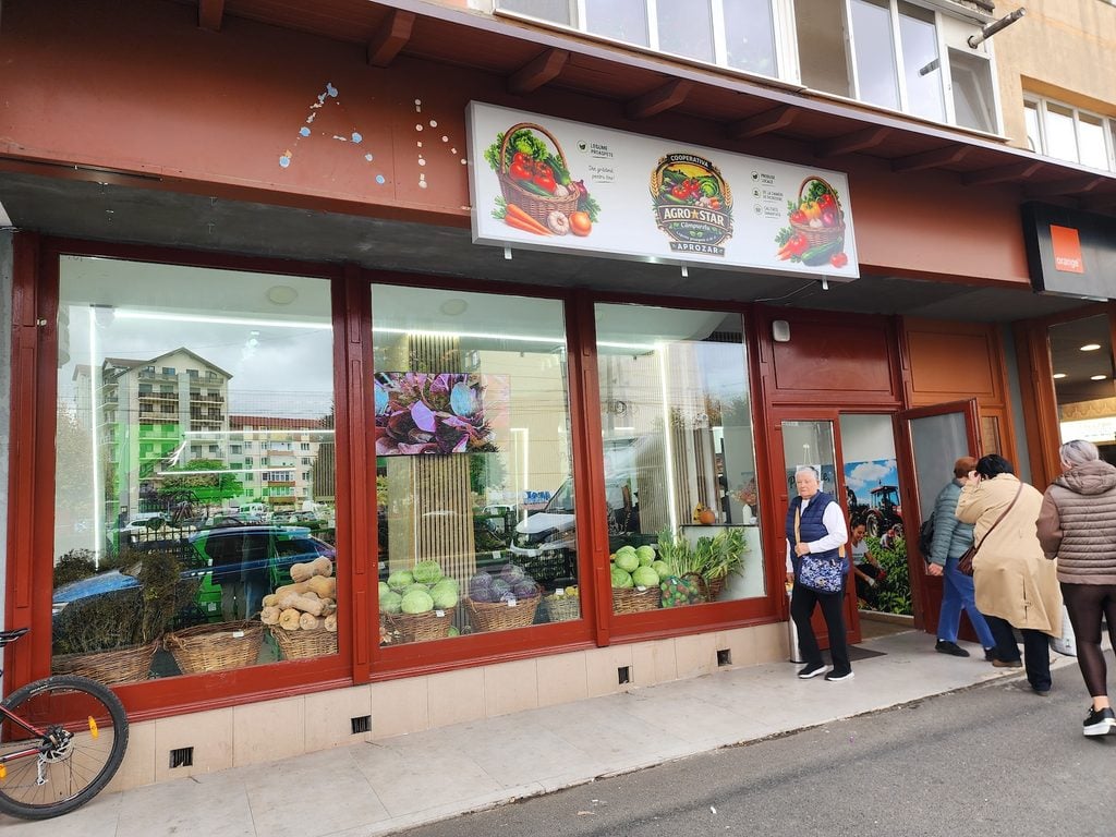 Magazinul de pe bulevardul Mihai Viteazu nr. 12 este primul din rețeaua pe care Cooperativa Agrostar intenționează să o dezvolte. Reprezentanții acesteia vor să mai deschidă două sau trei aprozare în Sibiu. Foto: turnulsfatului.ro