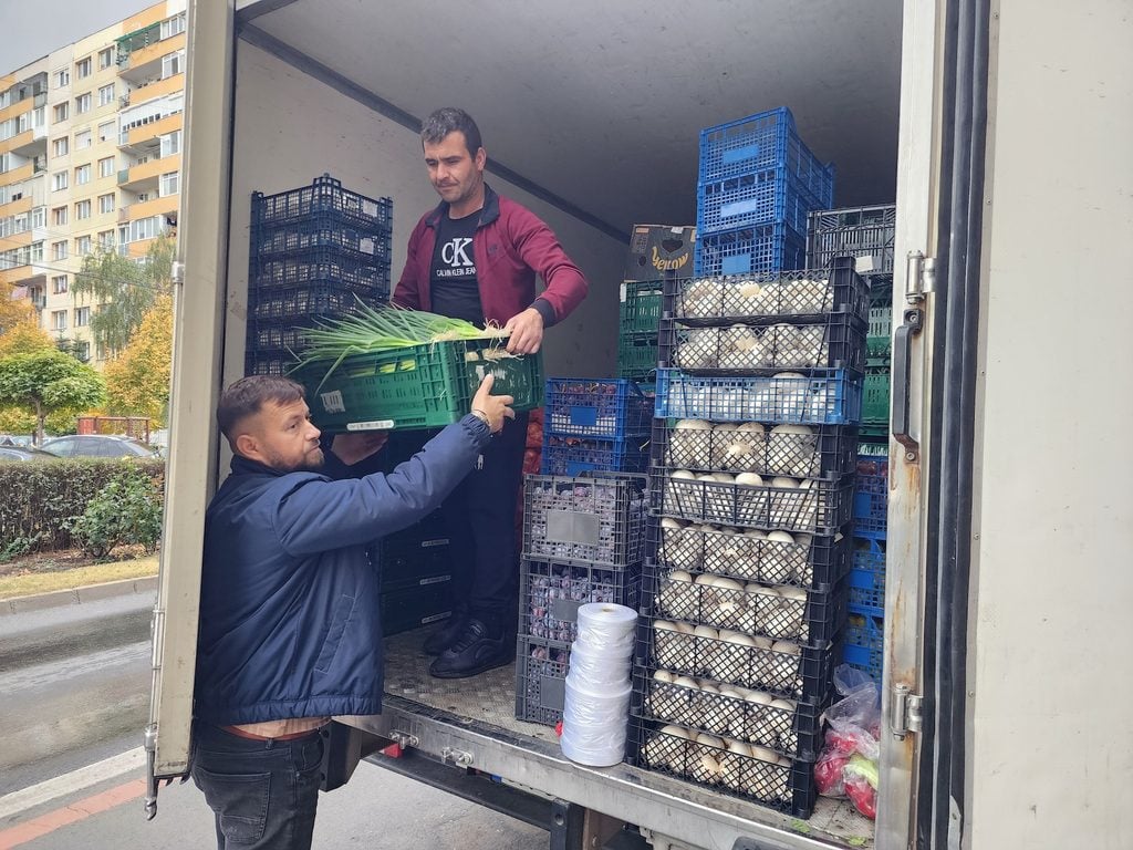 Agricultorii din cooperativă vin personal la Sibiu pentru a discuta cu cumpărătorii și a le arăta cum sunt cultivate legumele. Foto: turnulsfatului.ro