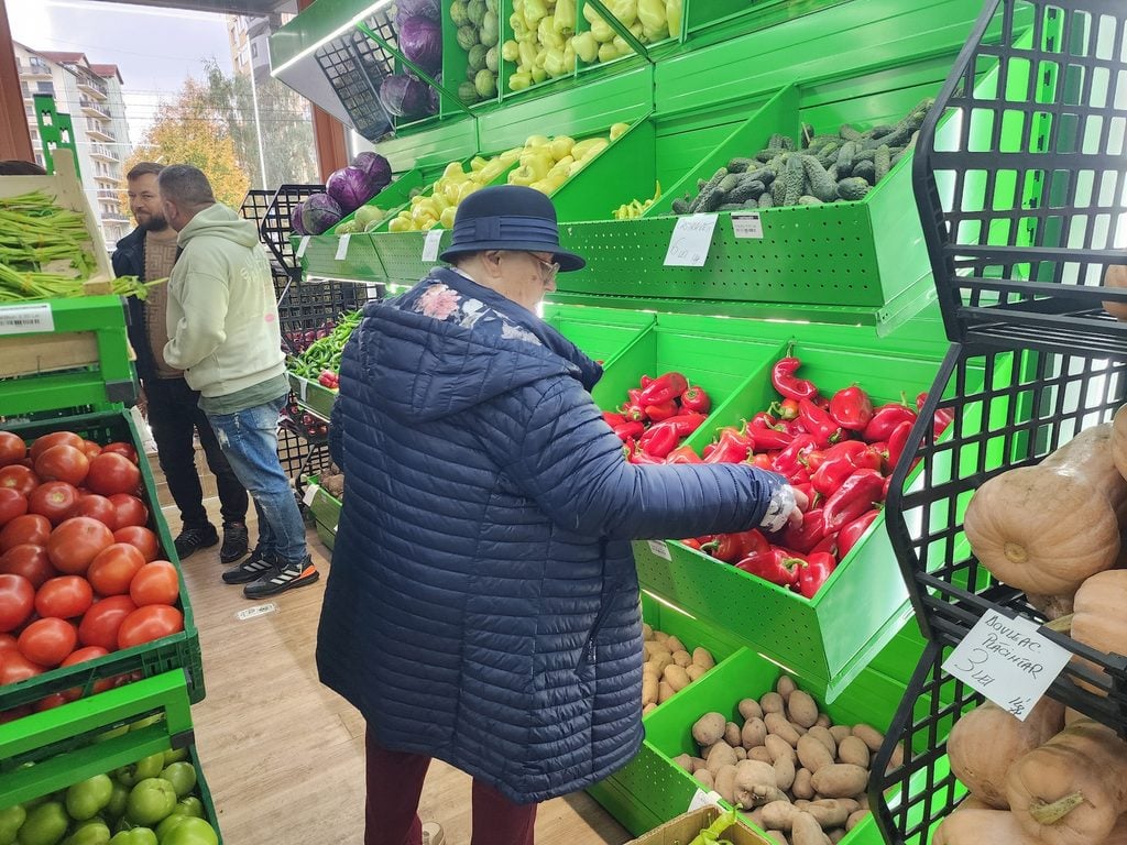 Legumele comercializate în noul aprozar provin de la membrii cooperativei, care reunește 75 de familii de producători agricoli din județul Giurgiu. Foto: turnulsfatului.ro
