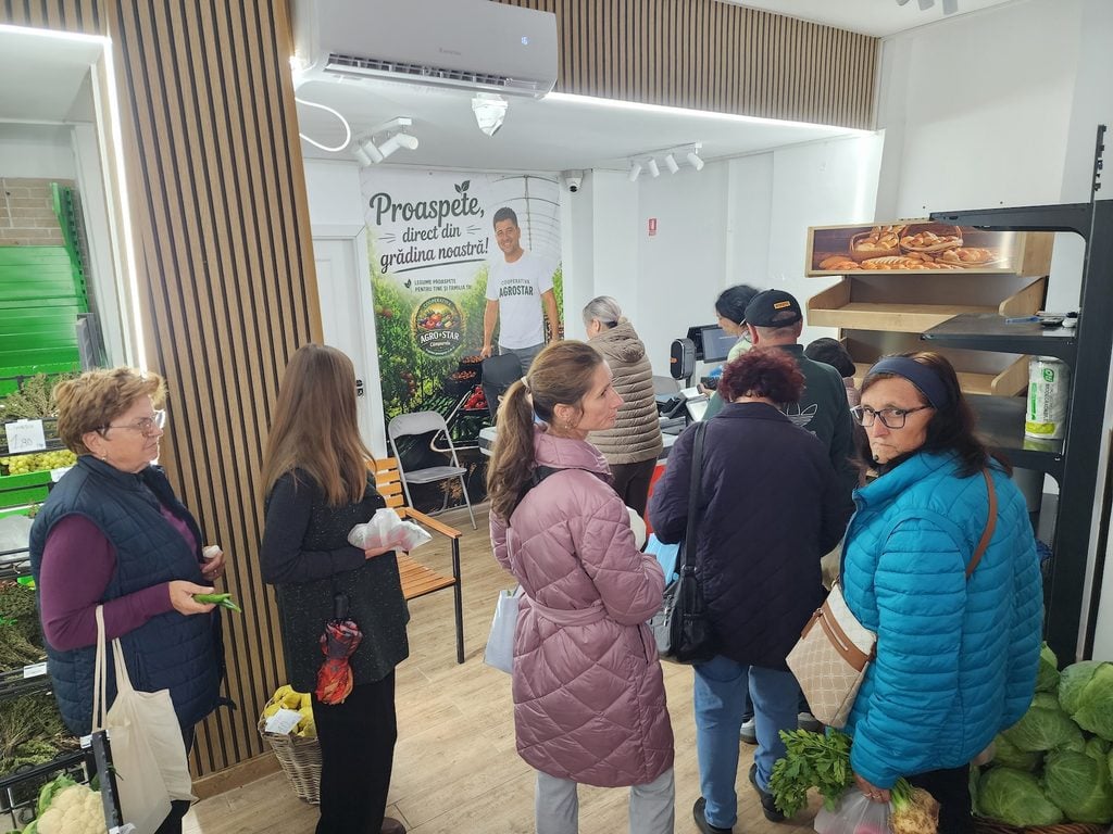 Noul aprozar a atras numeroși cumpărători în primele zile de la deschidere. Locuitorii din zonă apreciază prețurile, prospețimea produselor și apropierea de casă. Foto: turnulsfatului.ro