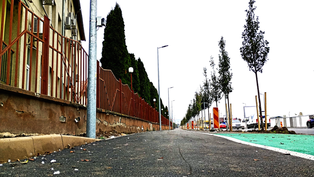 Trotuarul amenajat pe Calea Șurii Mari. Foto: turnulsfatului.ro