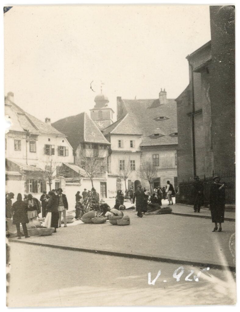 Zi de târg în Piața Huet în mai 1925. Foto: Facebook / Arhiva de Fotografie