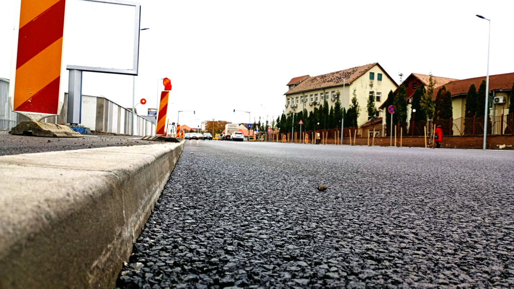 Asfaltul nou, turnat pe Calea Șurii Mari. Foto: turnulsfatului.ro