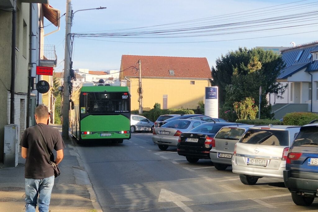 Autobuzul a fost nevoit să revină cu spatele înapoi pe bulevardul Victoriei. Foto: turnulsfatului.ro
