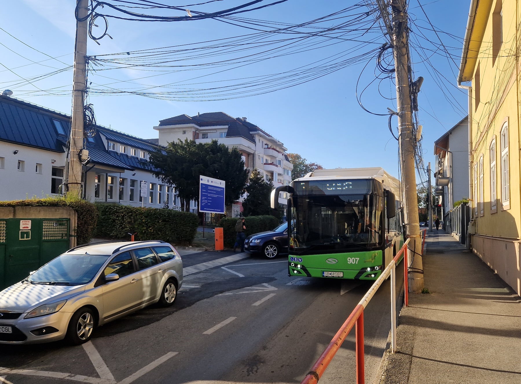 Autobuzul a fost redirecționat pe strada Rennes, stradă îngustă, cu sens unic. Foto: turnulsfatului.ro