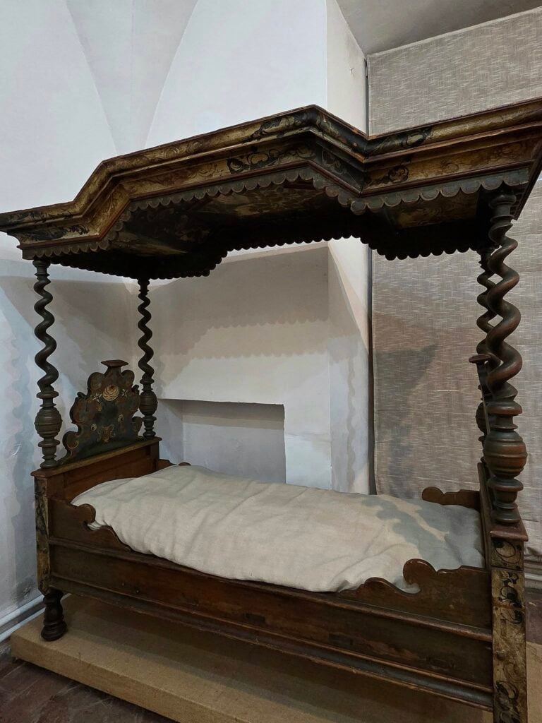 Patul expus la Muzeul de Istorie „Casa Altemberger”. Foto: Muzeul de Istorie „Casa Altemberger” / Facebook