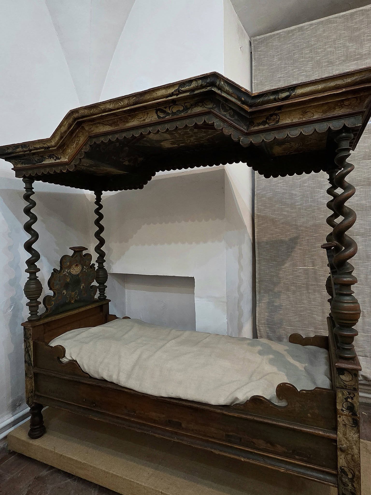 Patul expus la Muzeul de Istorie „Casa Altemberger”. Foto: Muzeul de Istorie „Casa Altemberger” / Facebook